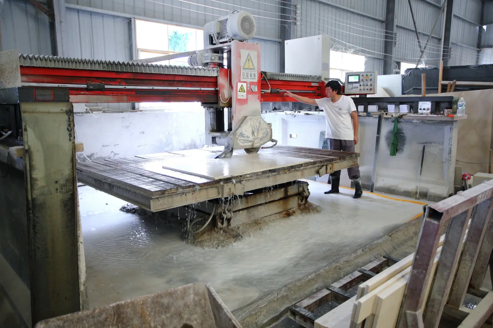 Stone cutting machine in the DeHong Stone workshop