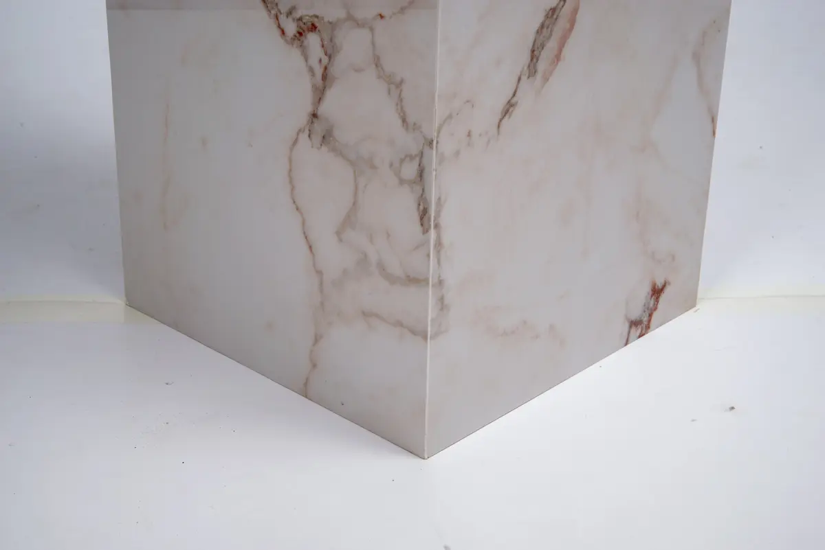 Lower edge of Bulgari Red pedestal