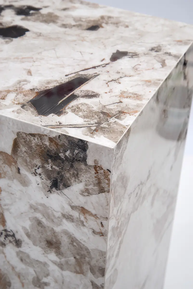 Top and edge of Pandora pedestal